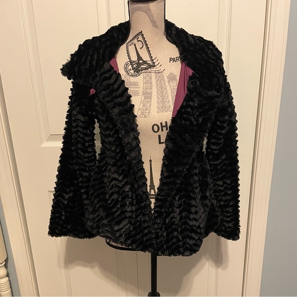 ❄️SALE❄️Patagonia girls black faux fur coat - Picture 2 of 5